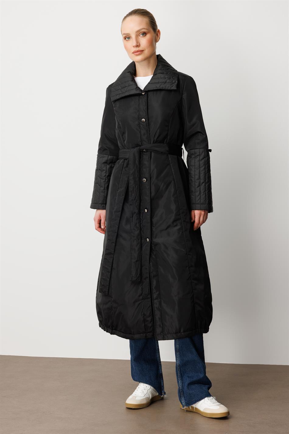 Xüsusi yumşaq daxili örtük və xarici təbəqə, əl işi yaxalıq və qol detalları, xüsusi hazırlanmış palto/gödəkçə - qara