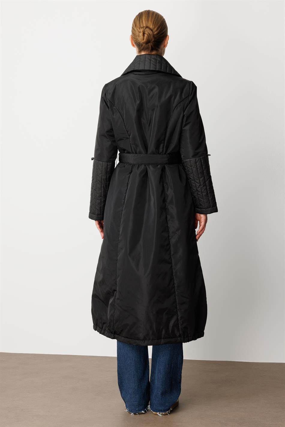 Xüsusi yumşaq daxili örtük və xarici təbəqə, əl işi yaxalıq və qol detalları, xüsusi hazırlanmış palto/gödəkçə - qara