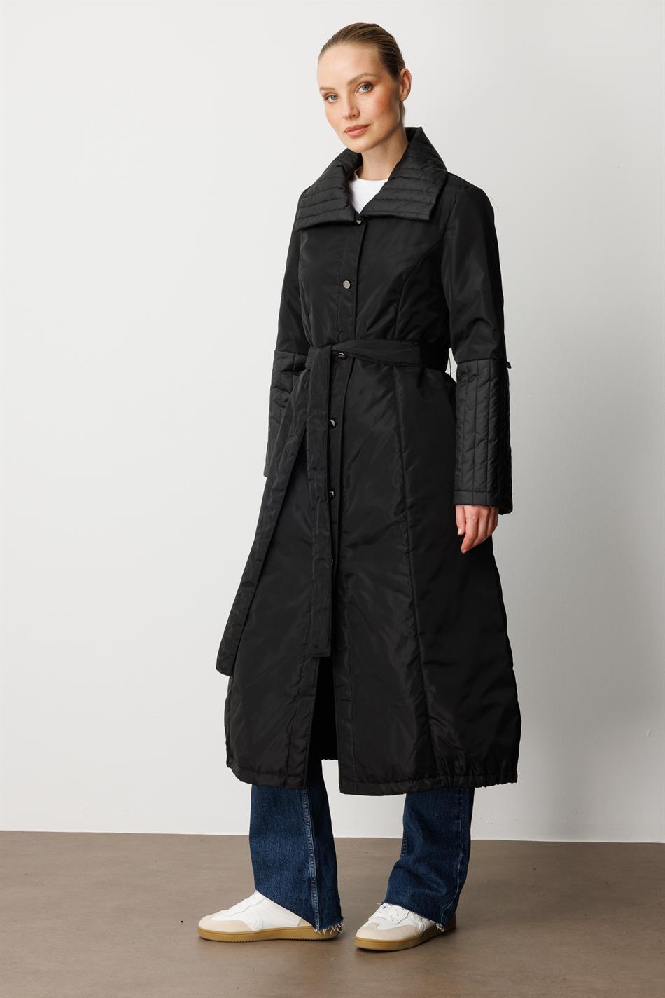 Xüsusi yumşaq daxili örtük və xarici təbəqə, əl işi yaxalıq və qol detalları, xüsusi hazırlanmış palto/gödəkçə - qara