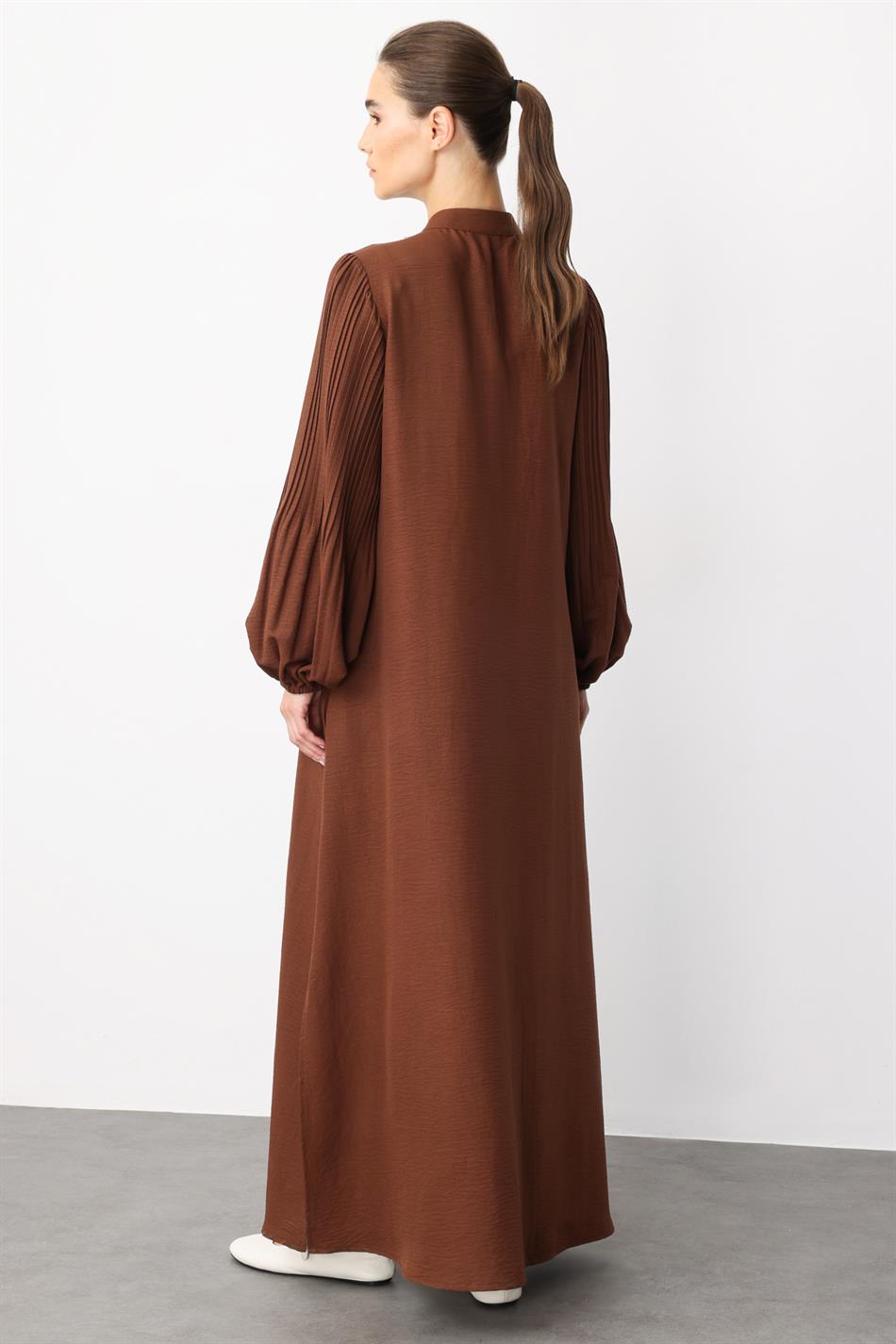 Tijdloze abaya van zijde met geplooide mouwen en pareldetails op de zakken - bruin