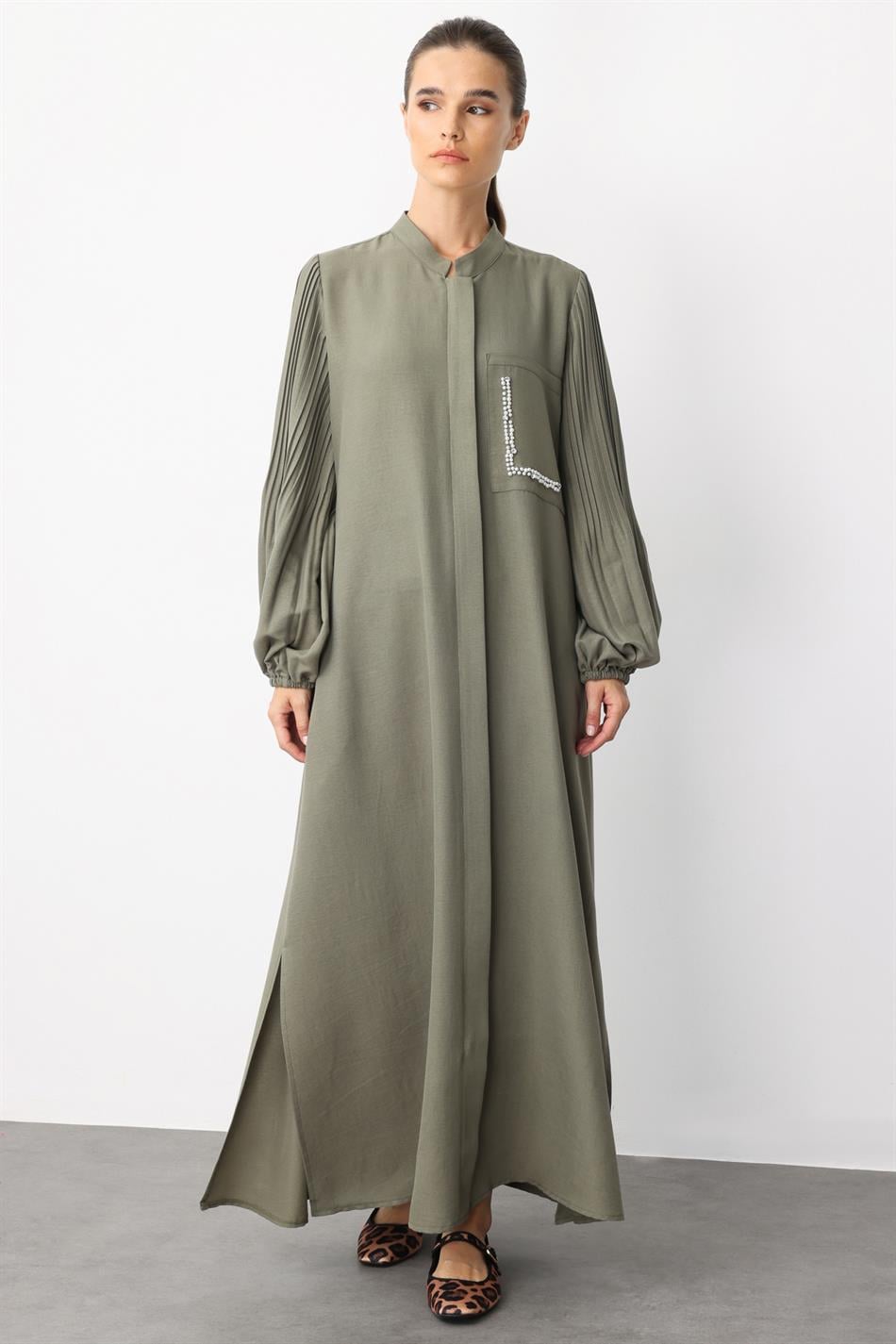 Tijdloze abaya van zijde met geplooide mouwen en pareldetails op de zakken - kaki