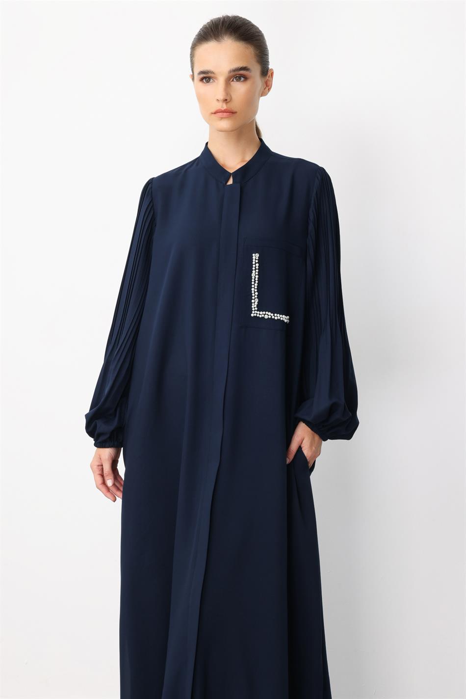 Tijdloze abaya van zijde met geplooide mouwen en pareldetails op de zakken - marineblauw