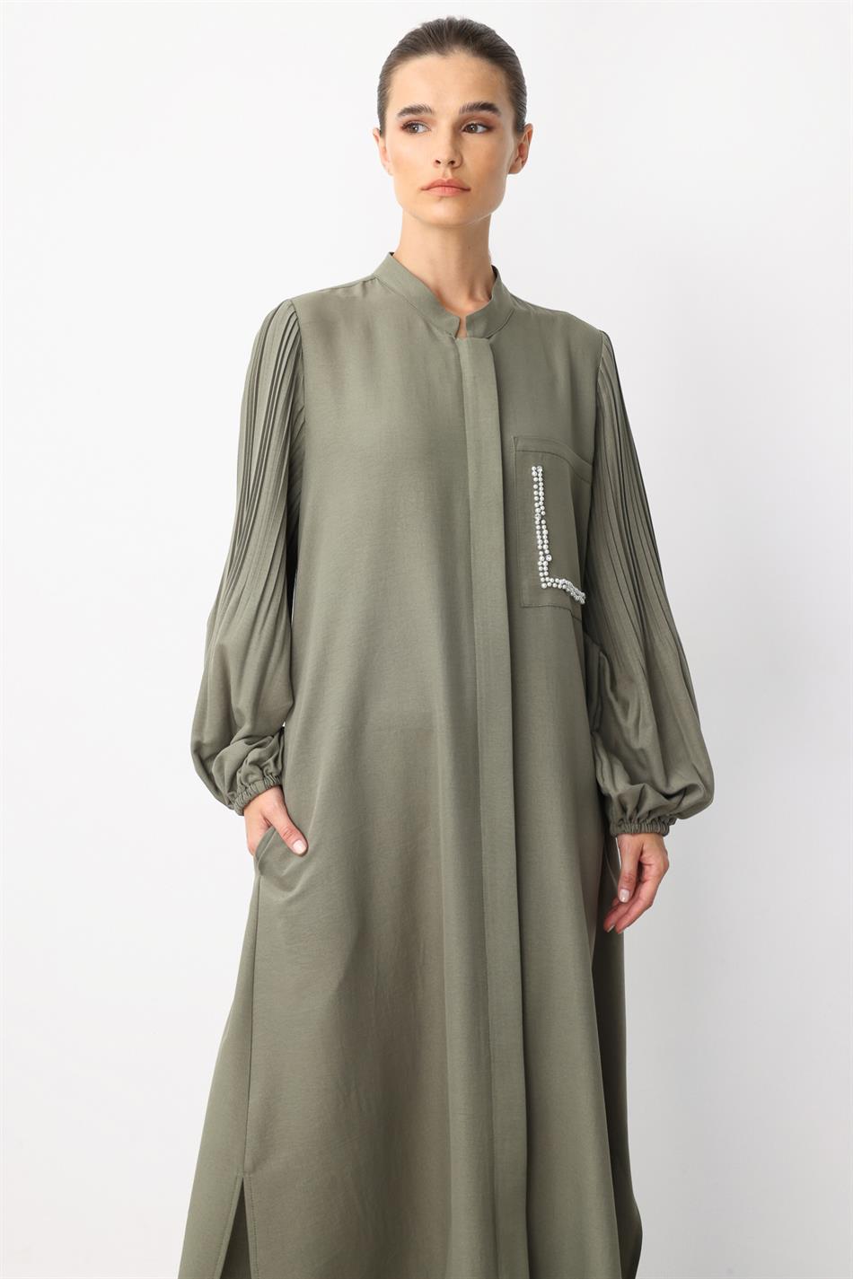 Tijdloze abaya van zijde met geplooide mouwen en pareldetails op de zakken - kaki