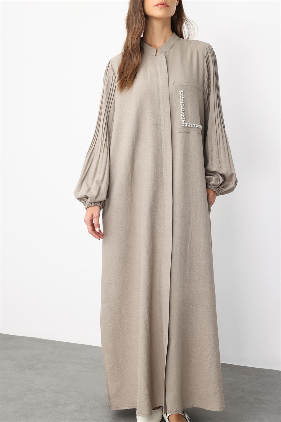 Tijdloze abaya met geplooide mouwen en pareldetails op de zakken, gemaakt van zijde - R - MINK