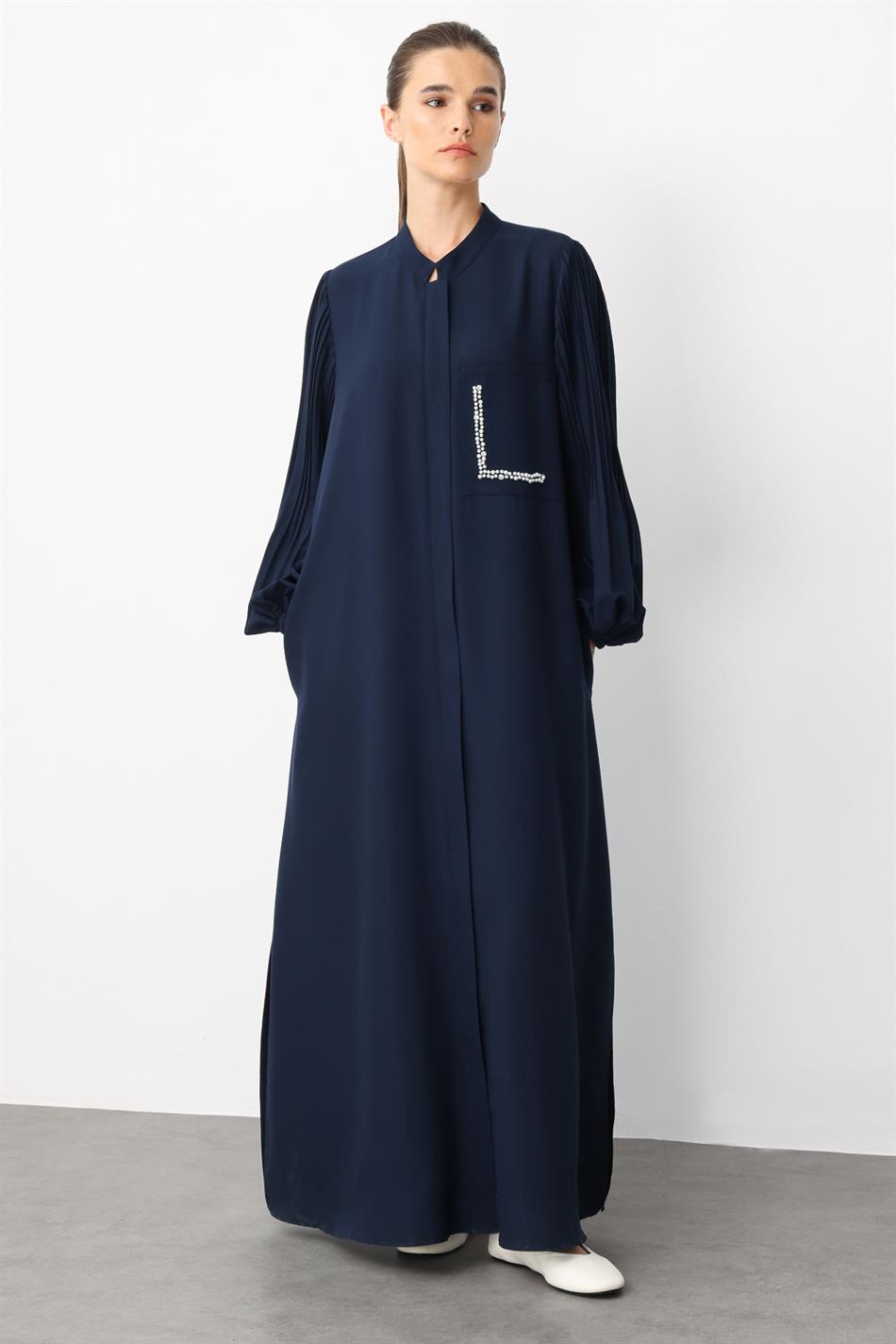 Tijdloze abaya van zijde met geplooide mouwen en pareldetails op de zakken - marineblauw