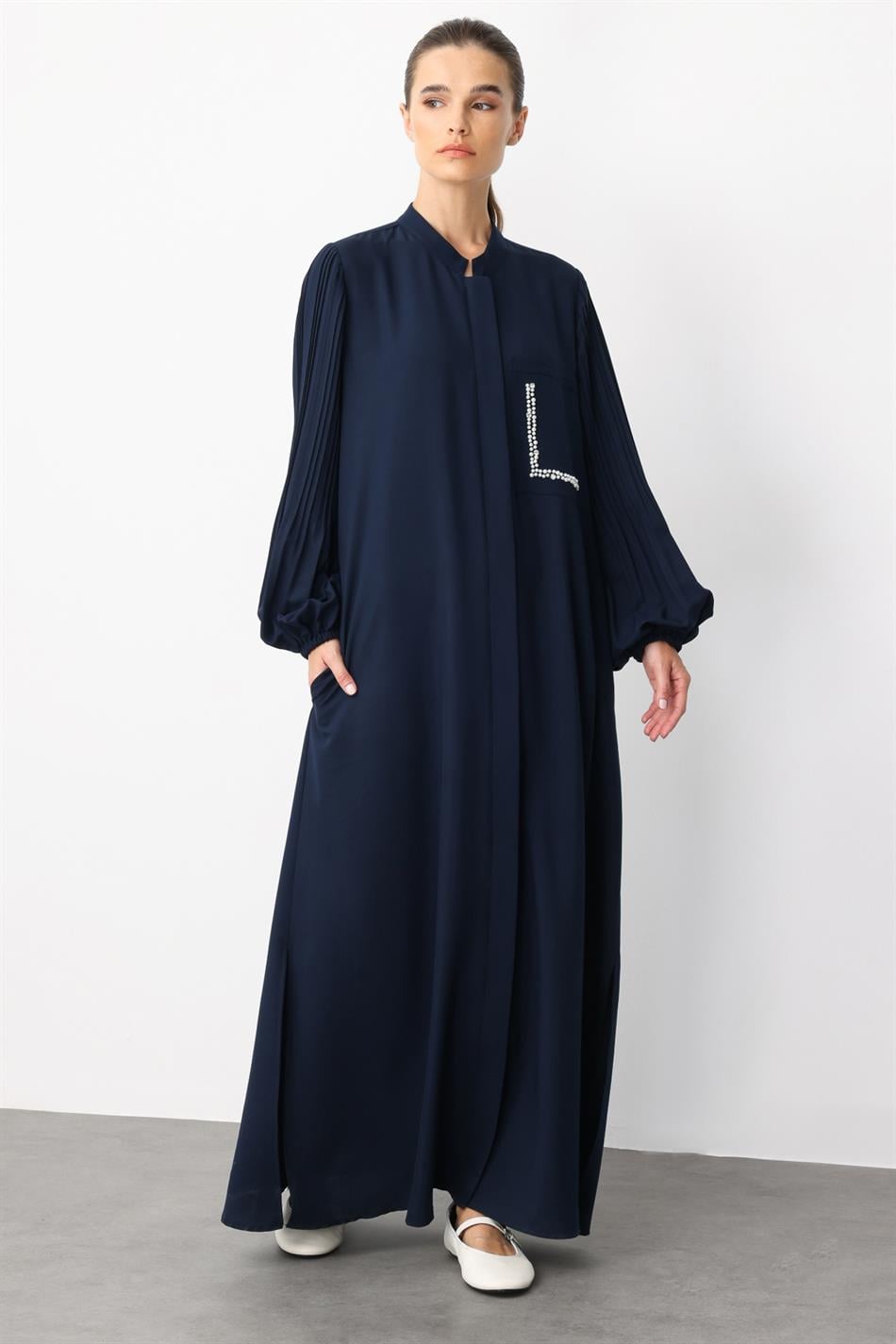 Tijdloze abaya van zijde met geplooide mouwen en pareldetails op de zakken - marineblauw