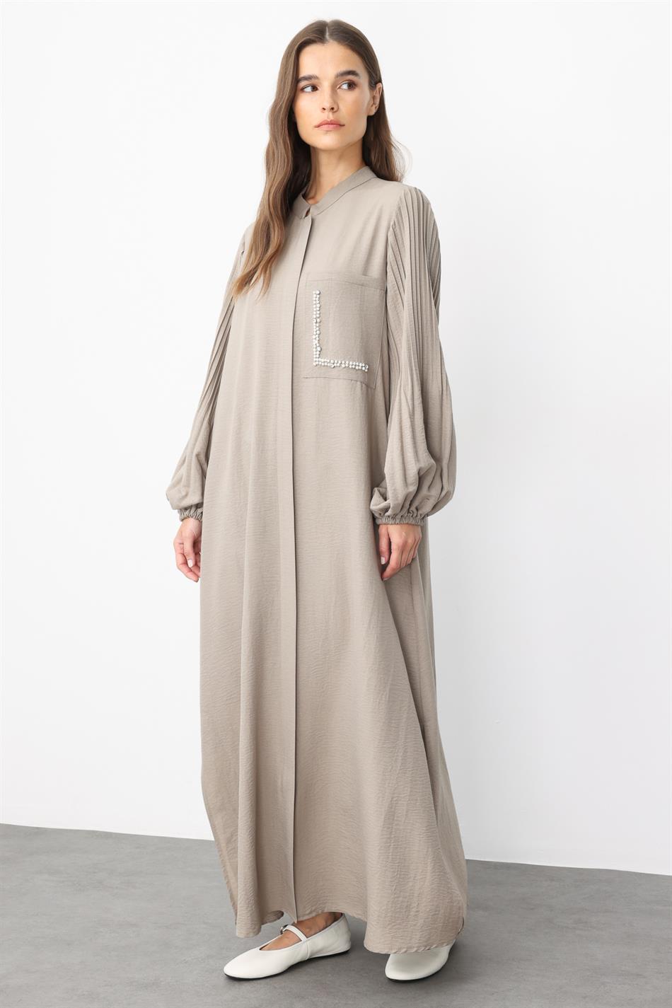 Tijdloze abaya met geplooide mouwen en pareldetails op de zakken, gemaakt van zijde - R - MINK