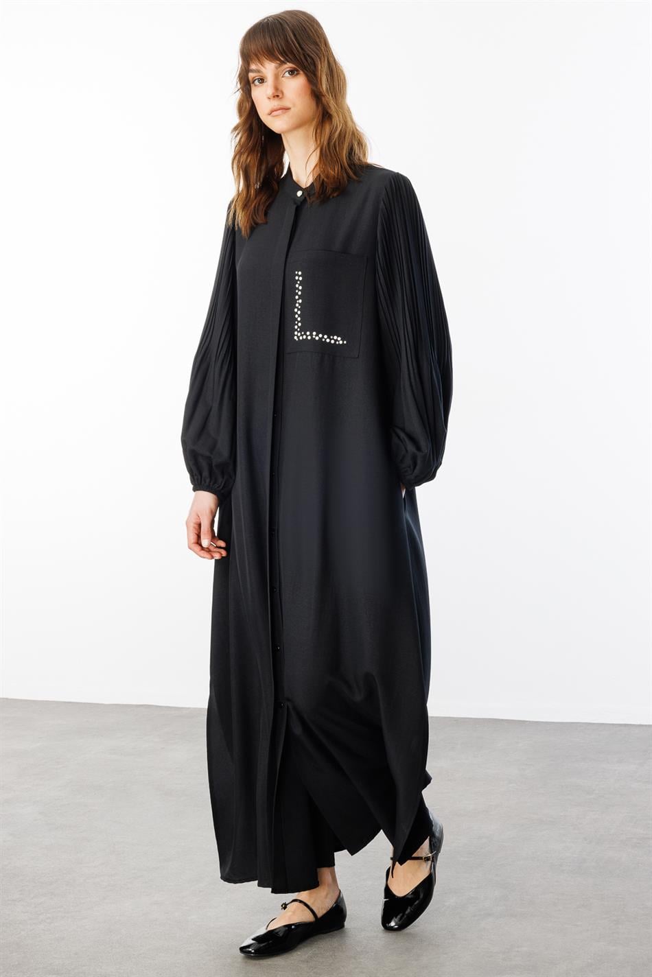 Tijdloze abaya van zijde met geplooide mouwen en pareldetails op de zakken - Zwart
