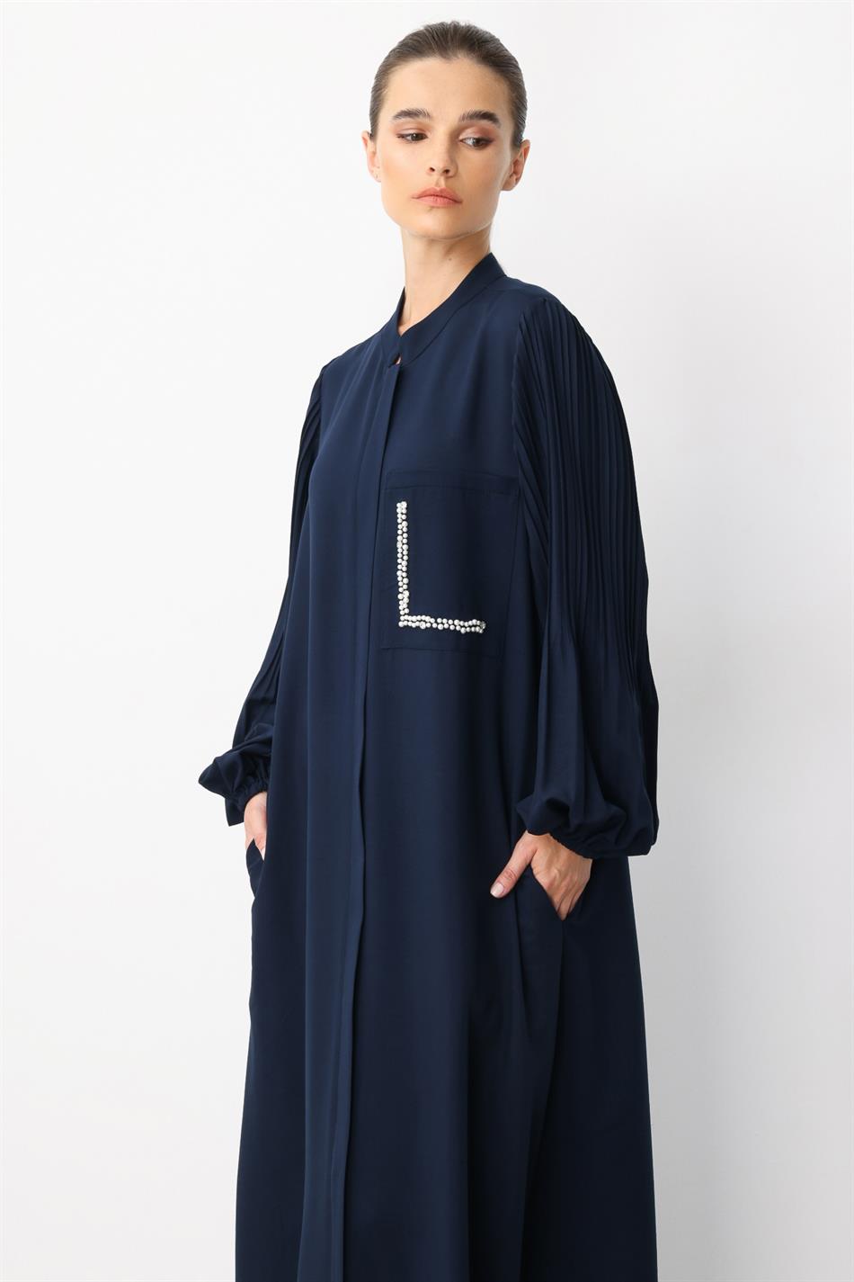 Tijdloze abaya van zijde met geplooide mouwen en pareldetails op de zakken - marineblauw