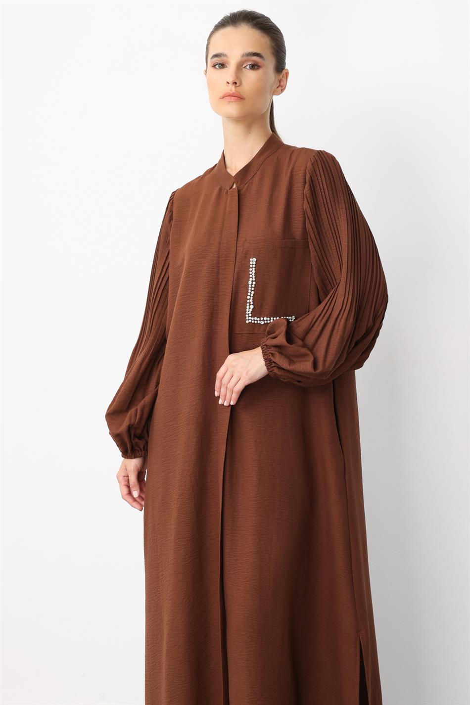 Tijdloze abaya van zijde met geplooide mouwen en pareldetails op de zakken - bruin