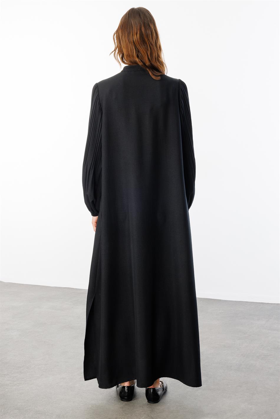 Tijdloze abaya van zijde met geplooide mouwen en pareldetails op de zakken - Zwart