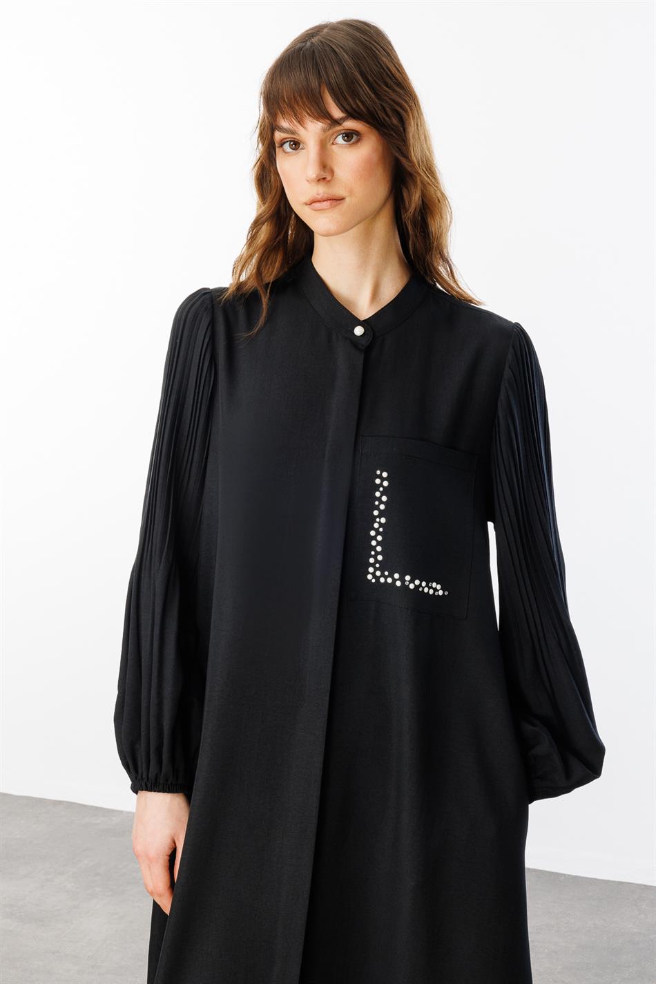Tijdloze abaya van zijde met geplooide mouwen en pareldetails op de zakken - Zwart