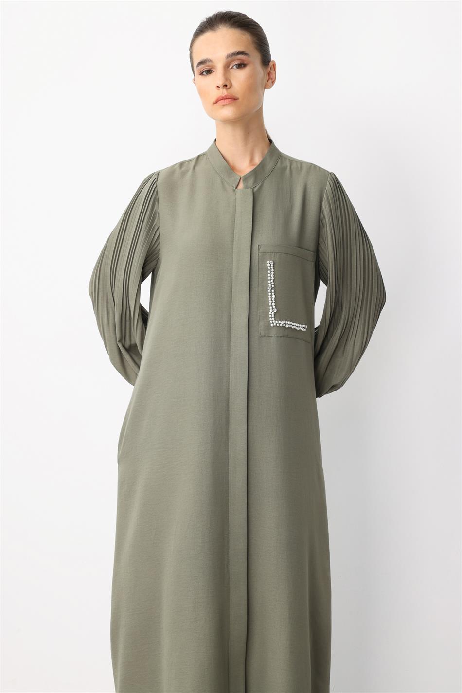 Tijdloze abaya van zijde met geplooide mouwen en pareldetails op de zakken - kaki
