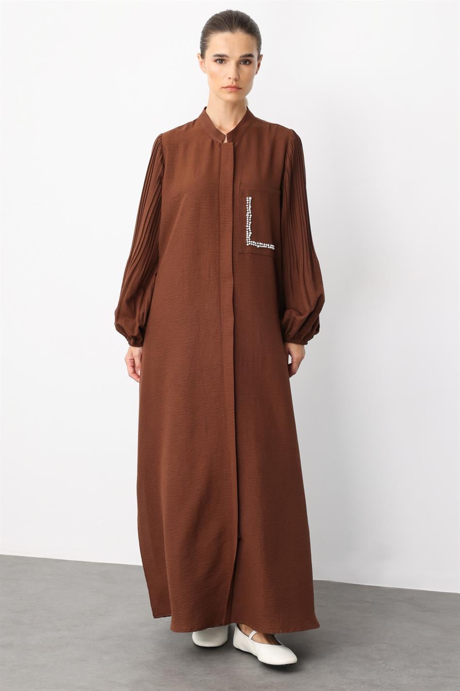 Tijdloze abaya van zijde met geplooide mouwen en pareldetails op de zakken - bruin