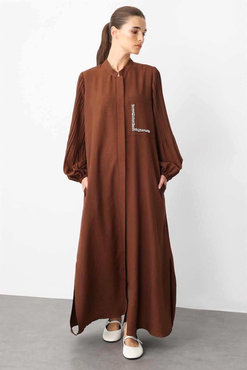 Tijdloze abaya van zijde met geplooide mouwen en pareldetails op de zakken - bruin
