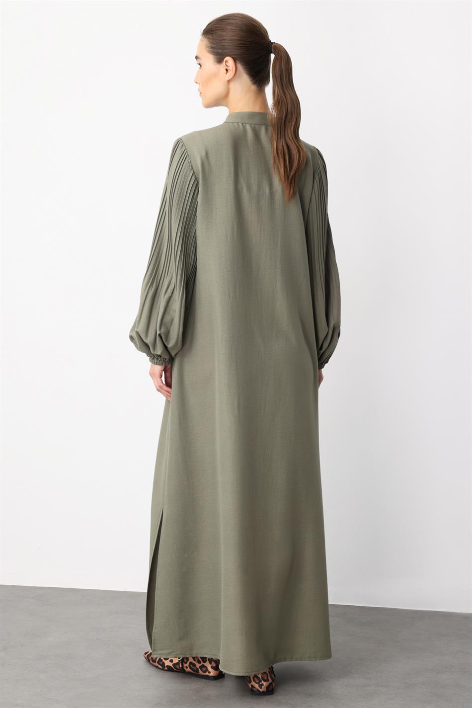 Tijdloze abaya van zijde met geplooide mouwen en pareldetails op de zakken - kaki