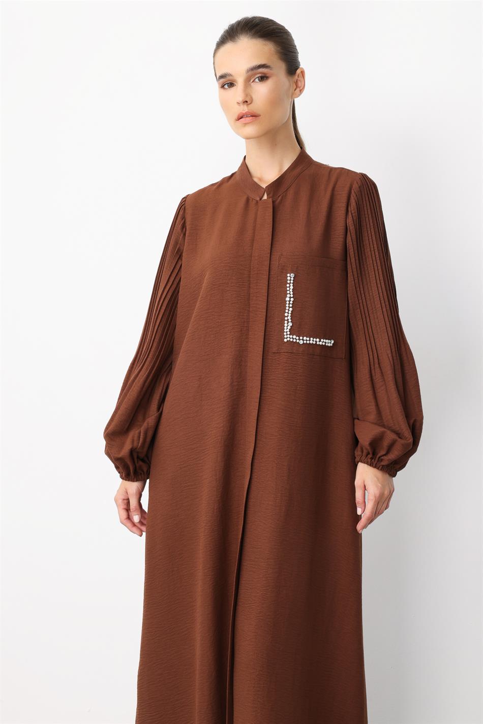 Tijdloze abaya van zijde met geplooide mouwen en pareldetails op de zakken - bruin