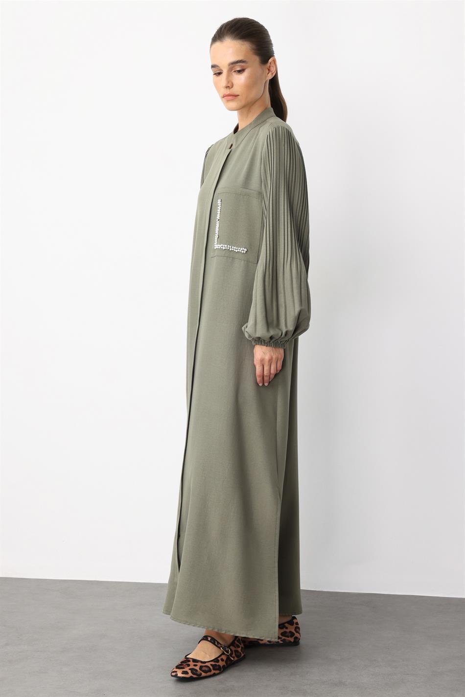 Tijdloze abaya van zijde met geplooide mouwen en pareldetails op de zakken - kaki
