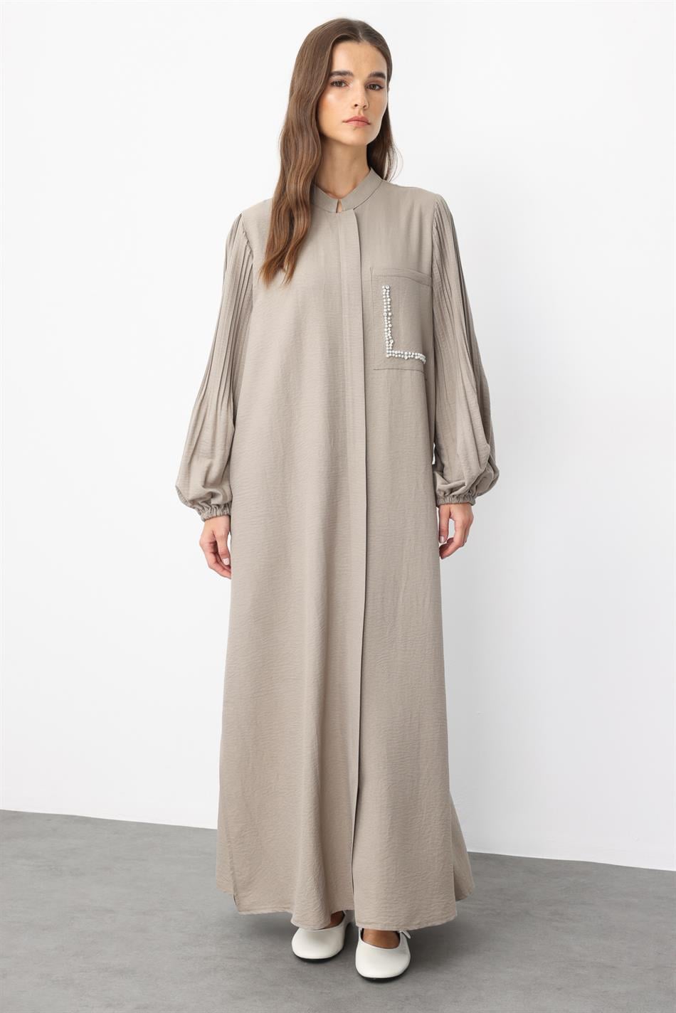 Tijdloze abaya met geplooide mouwen en pareldetails op de zakken, gemaakt van zijde - R - MINK