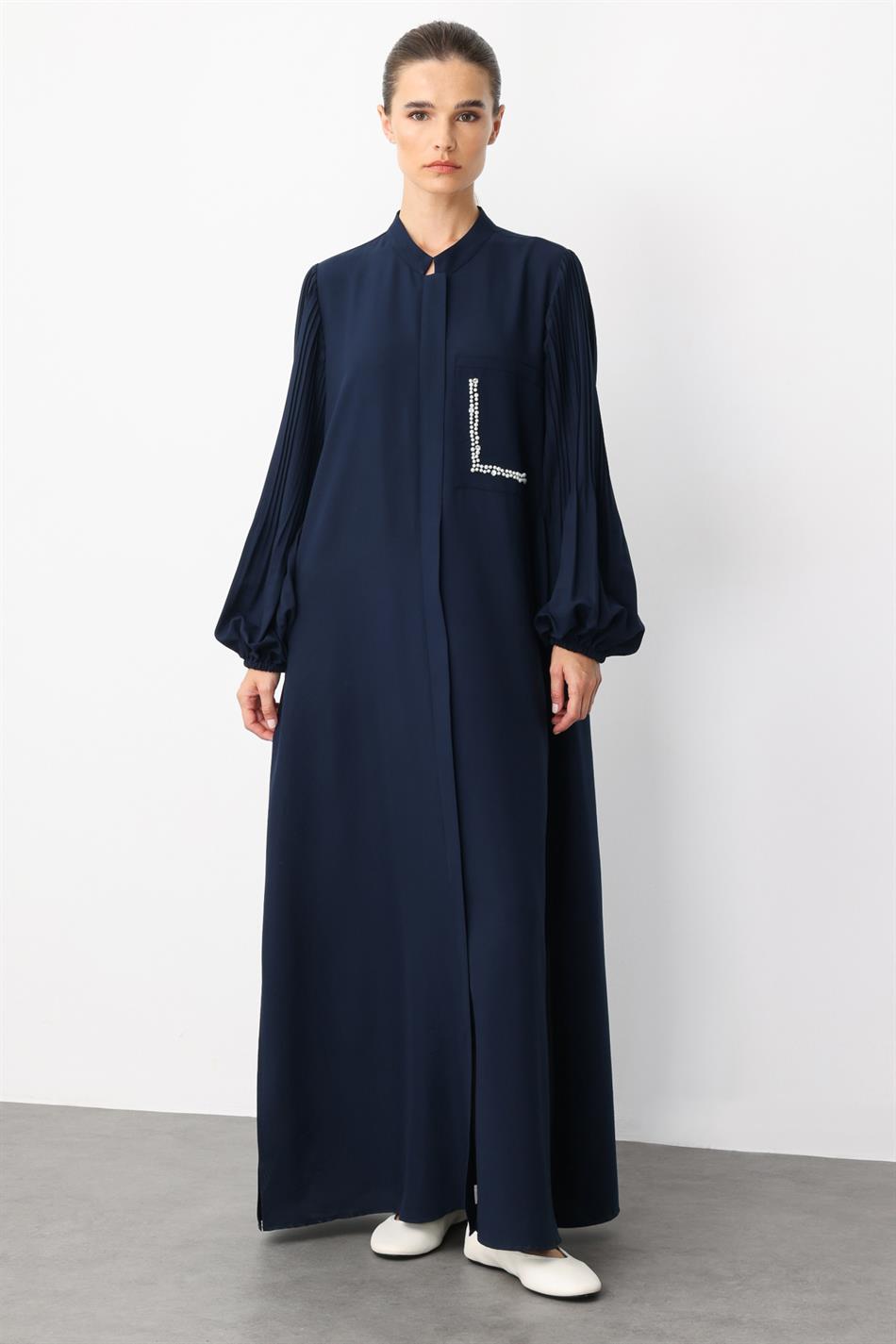 Tijdloze abaya van zijde met geplooide mouwen en pareldetails op de zakken - marineblauw