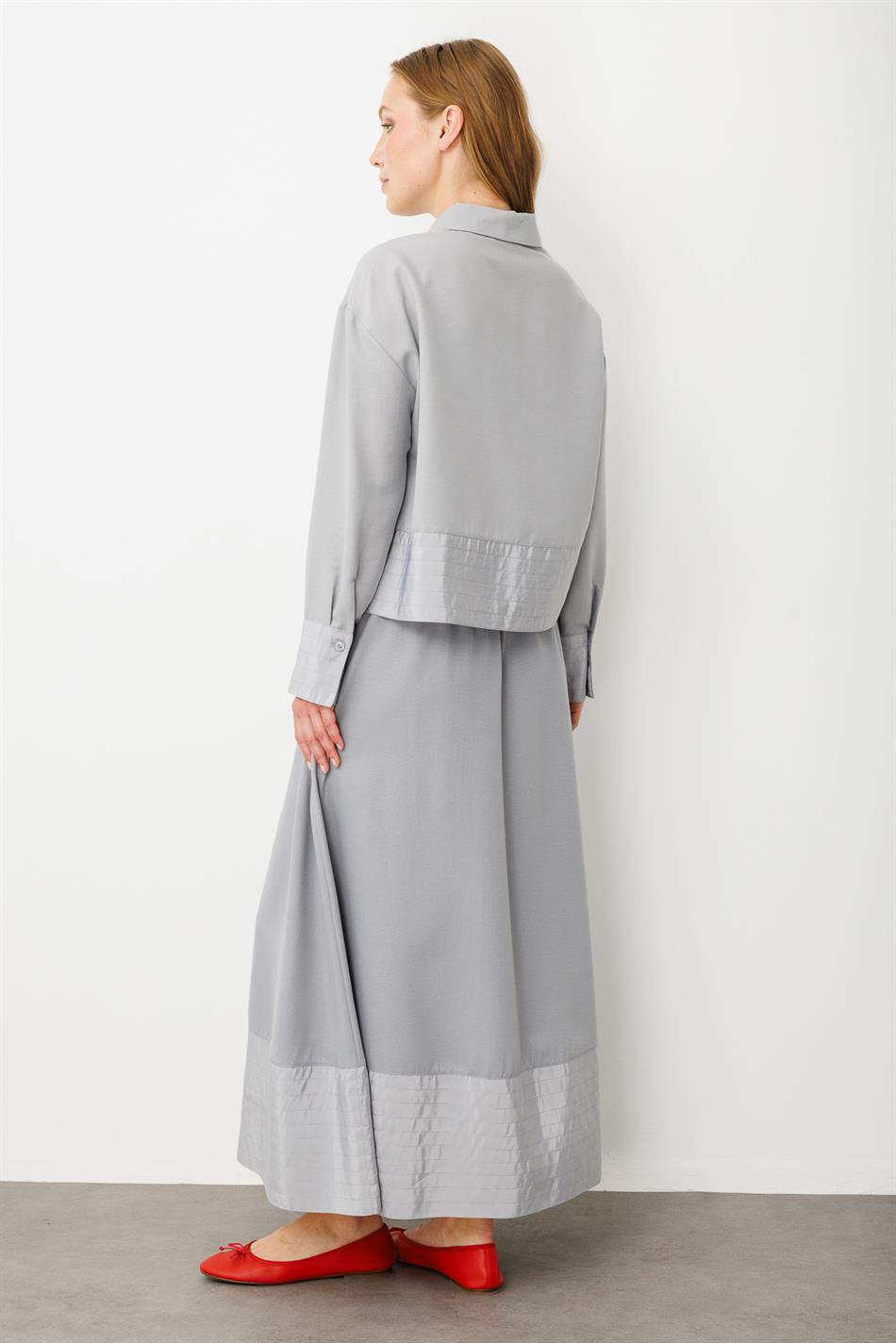 Seidenrock- und Jackenset mit Ziernähten aus Poly-Cupra-Seide – Grau