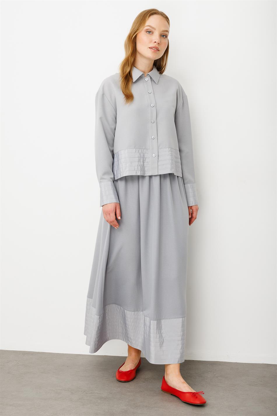 Seidenrock- und Jackenset mit Ziernähten aus Poly-Cupra-Seide – Grau