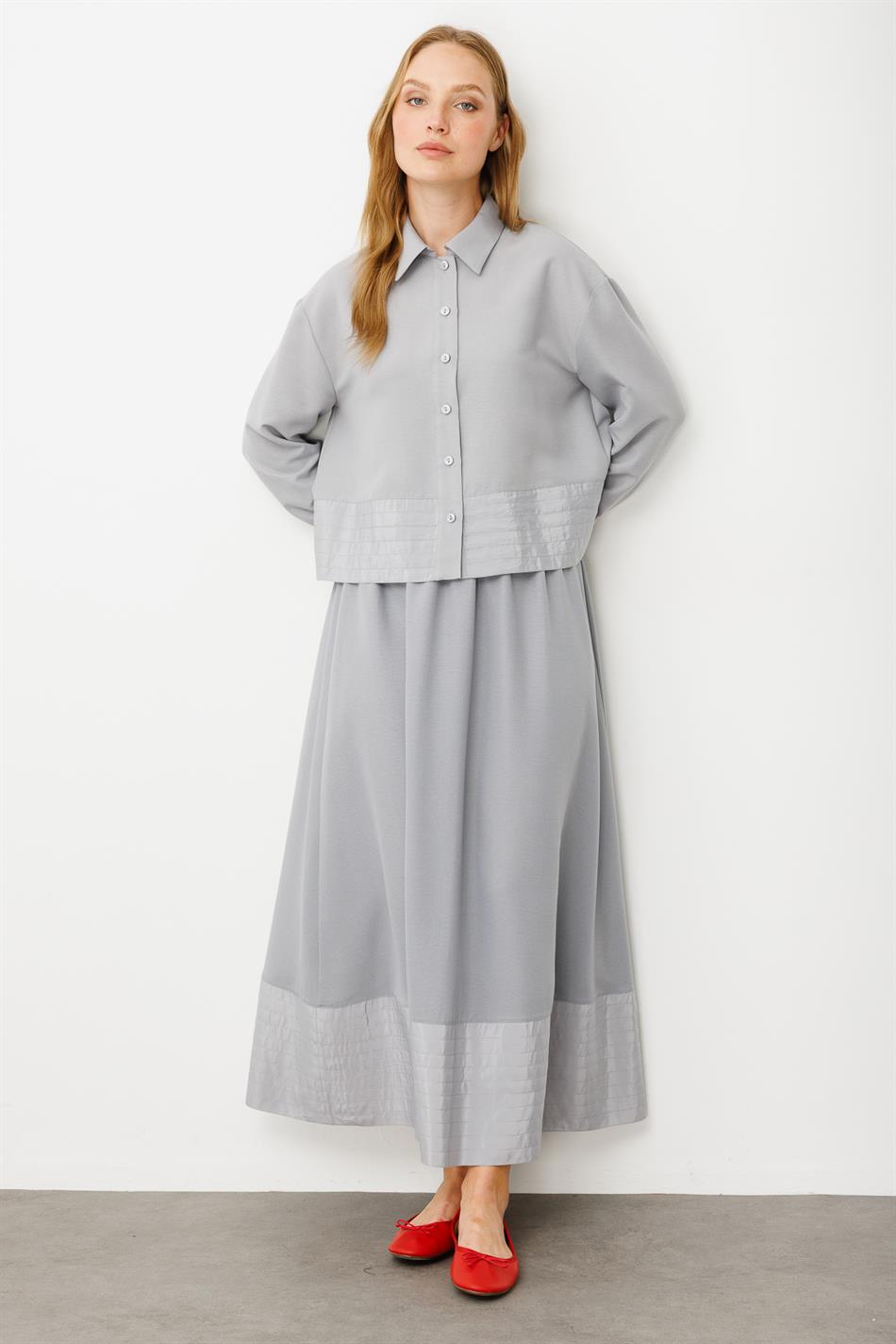 Seidenrock- und Jackenset mit Ziernähten aus Poly-Cupra-Seide – Grau