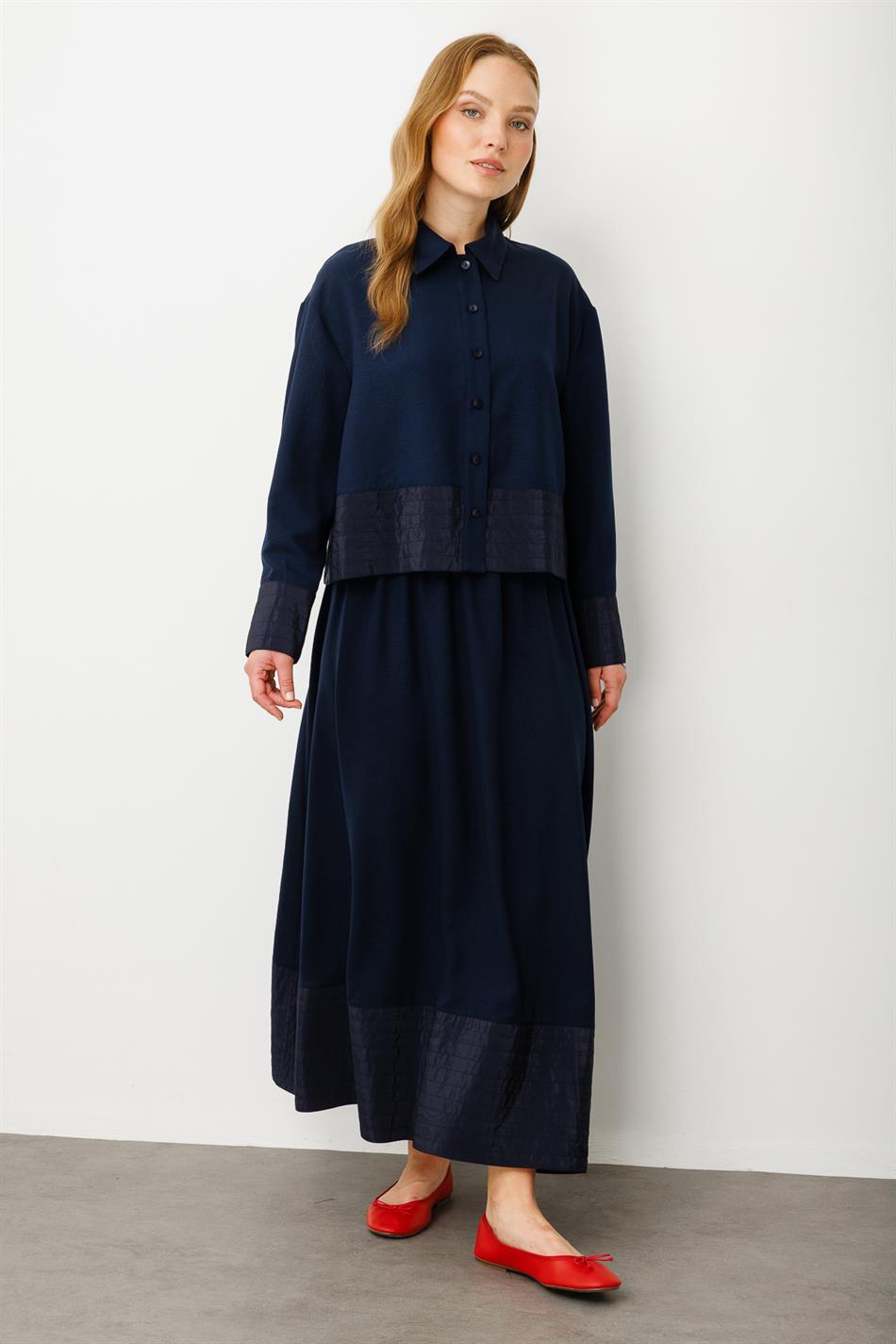 Seidenrock- und Jackenset mit Ziernähten aus Poly-Cupra – Marineblau