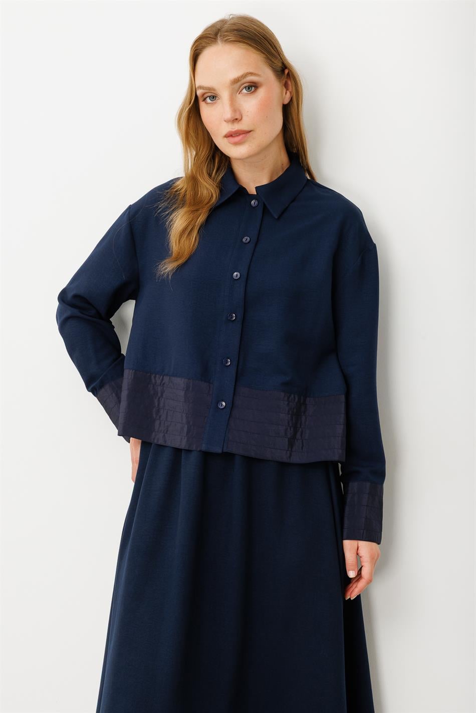 Seidenrock- und Jackenset mit Ziernähten aus Poly-Cupra – Marineblau