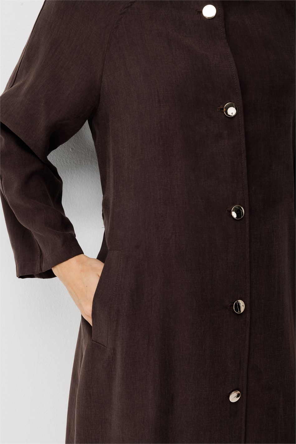 Premium Doğal ve Akıcı Kumaştan Reglan Kollu Düğmeli Midi Trenç-Kahve