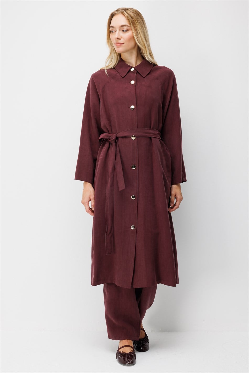 Premium Doğal ve Akıcı Kumaştan Reglan Kollu Düğmeli Midi Trenç-Bordo