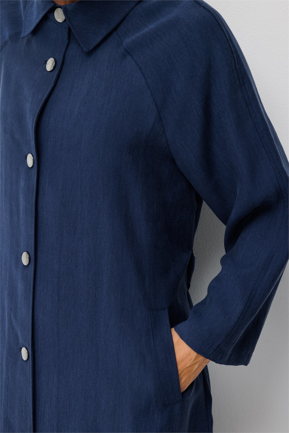 Premium Doğal ve Akıcı Kumaştan Reglan Kollu Düğmeli Midi Trenç-Laci