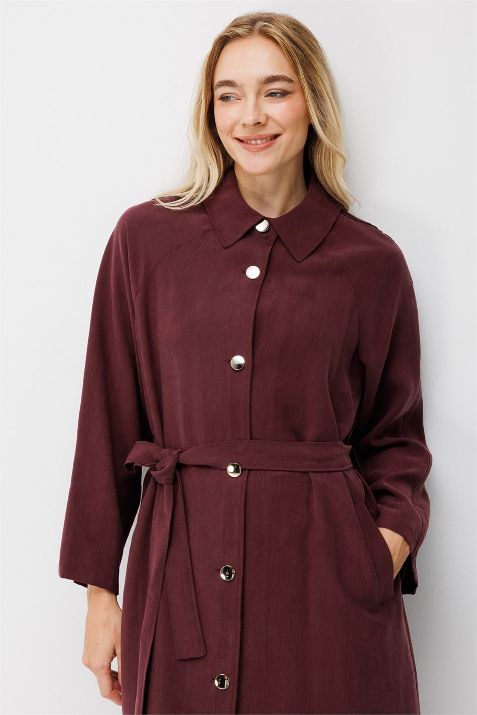 Premium Doğal ve Akıcı Kumaştan Reglan Kollu Düğmeli Midi Trenç-Bordo