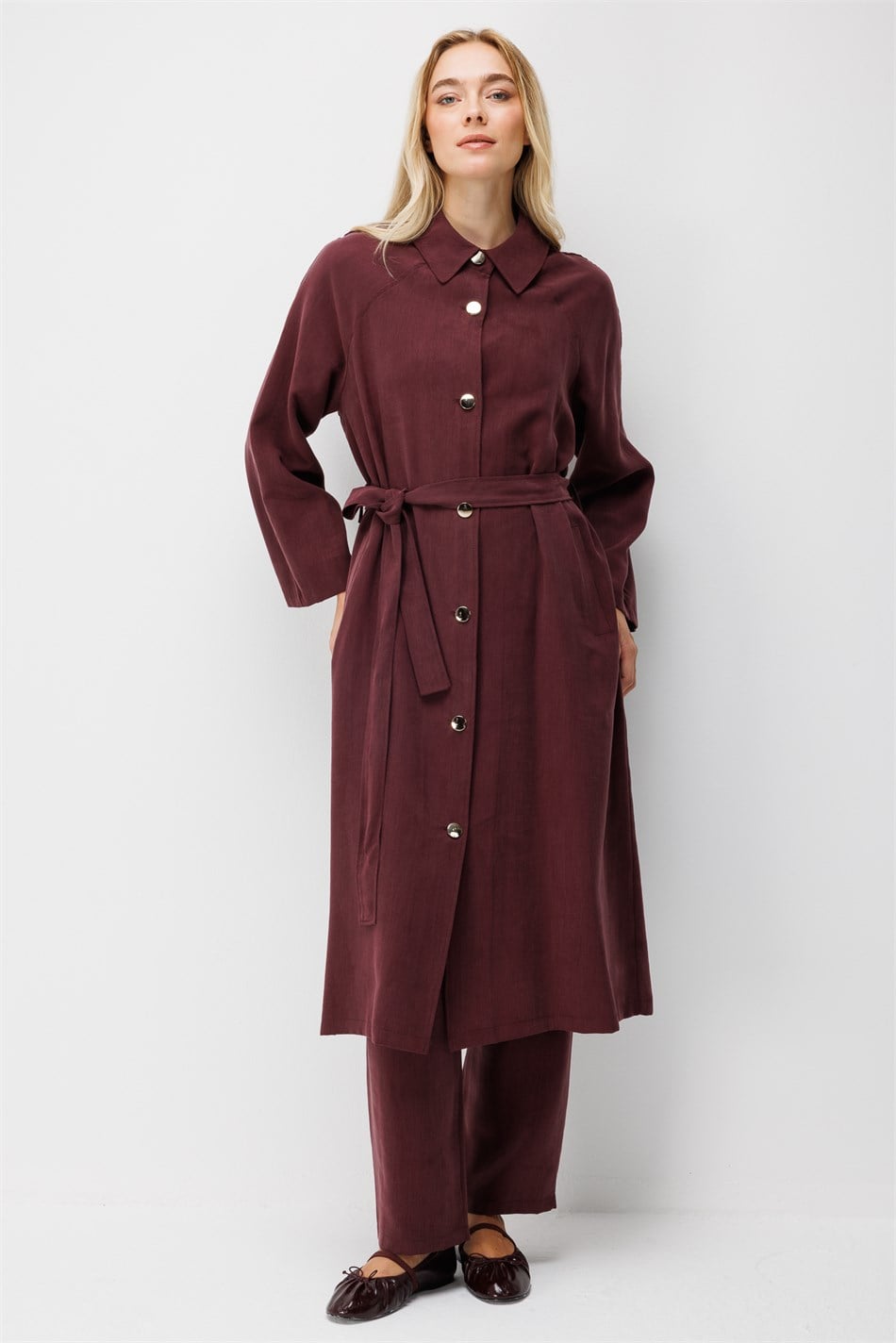 Premium Doğal ve Akıcı Kumaştan Reglan Kollu Düğmeli Midi Trenç-Bordo
