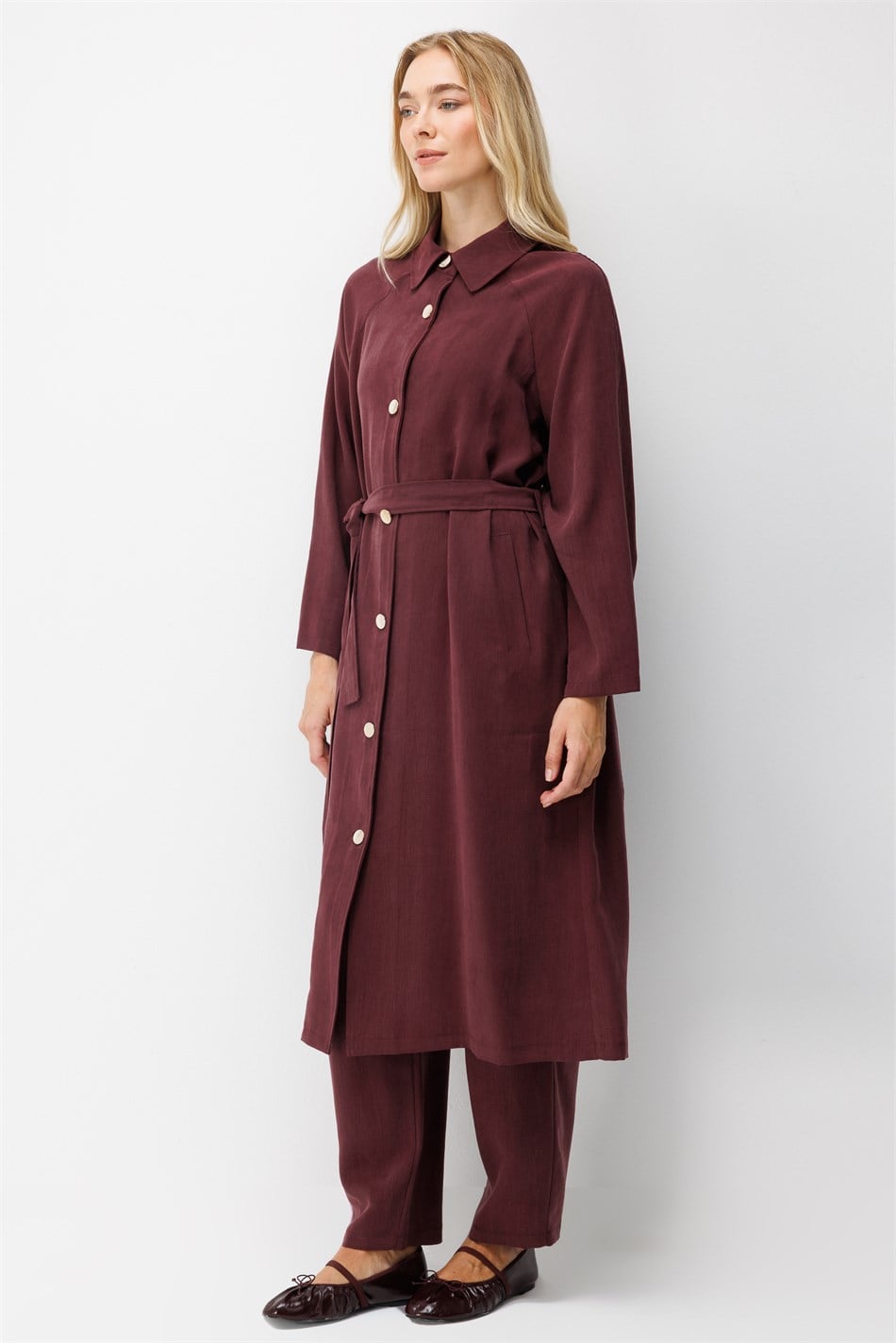 Premium Doğal ve Akıcı Kumaştan Reglan Kollu Düğmeli Midi Trenç-Bordo