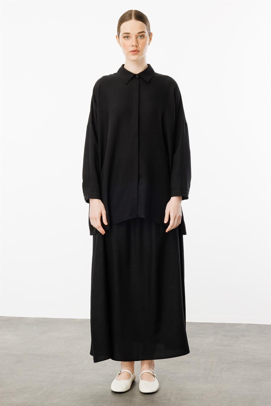 Comfortabele, lichtgewicht, eenvoudige tuniek en rok van zijde die de heupen bedekt - zwart