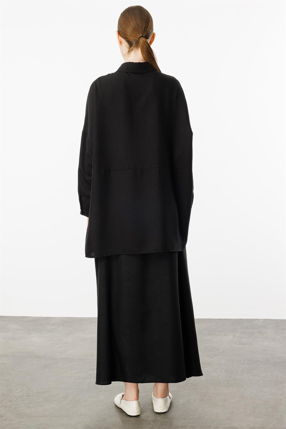 Comfortabele, lichtgewicht, eenvoudige tuniek en rok van zijde die de heupen bedekt - zwart