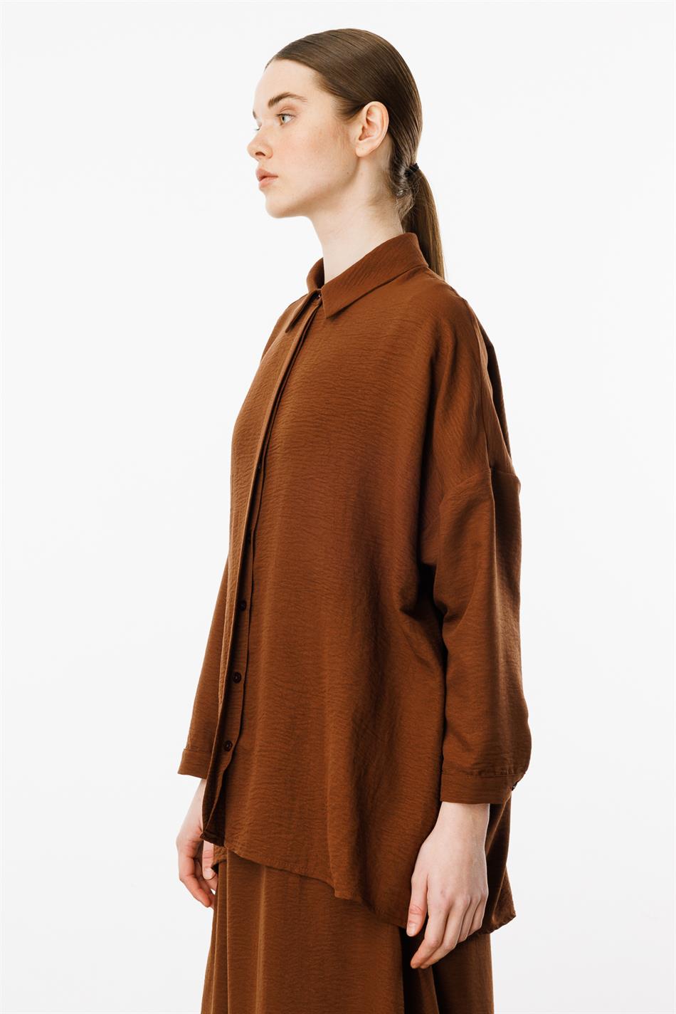 Comfortabele, lichtgewicht, eenvoudige tuniek en rok van zijde die de heupen bedekt - Koffie