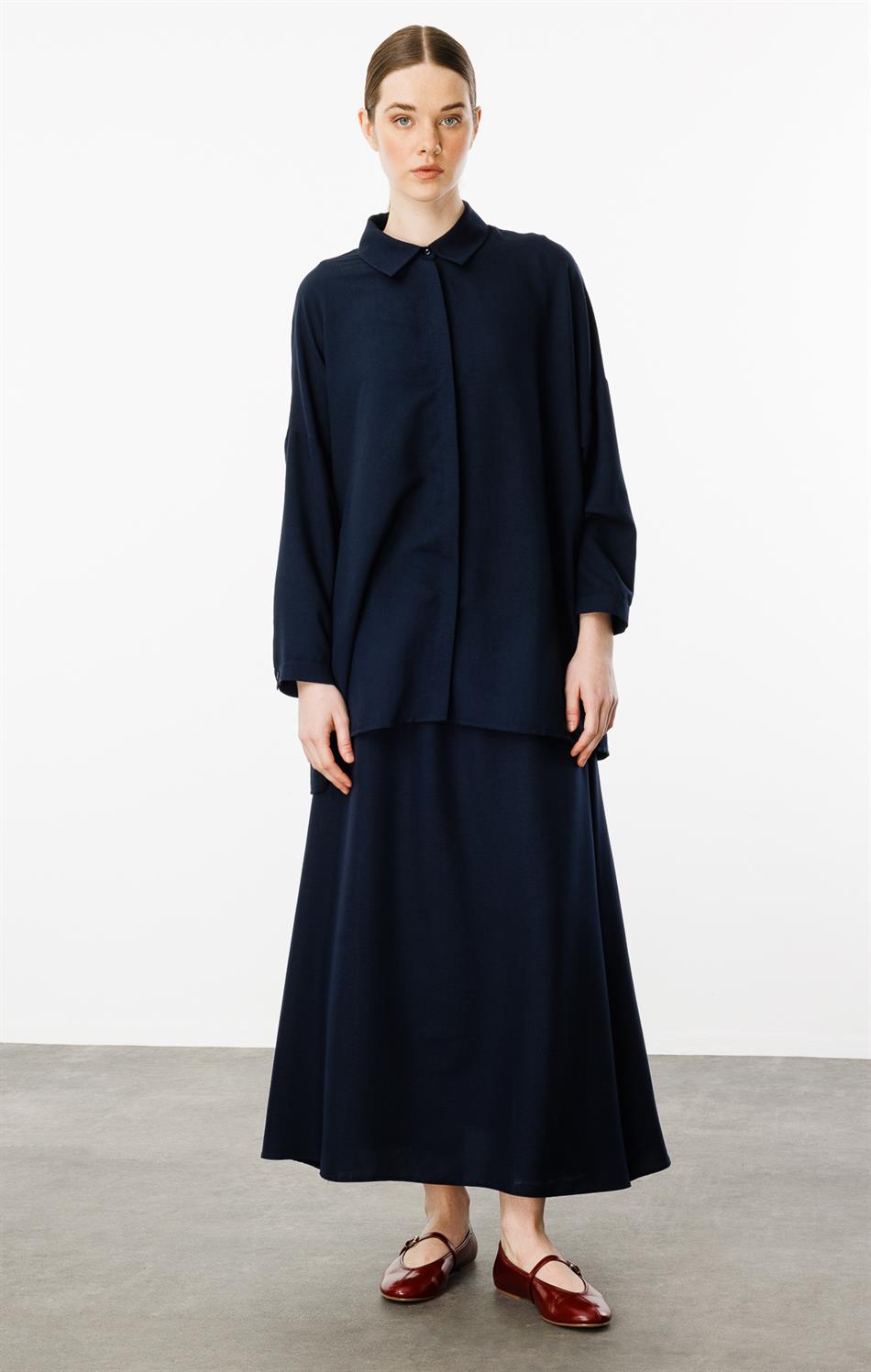 Comfortabele, lichtgewicht, eenvoudige tuniek en rok van zijde die de heupen bedekt - marineblauw