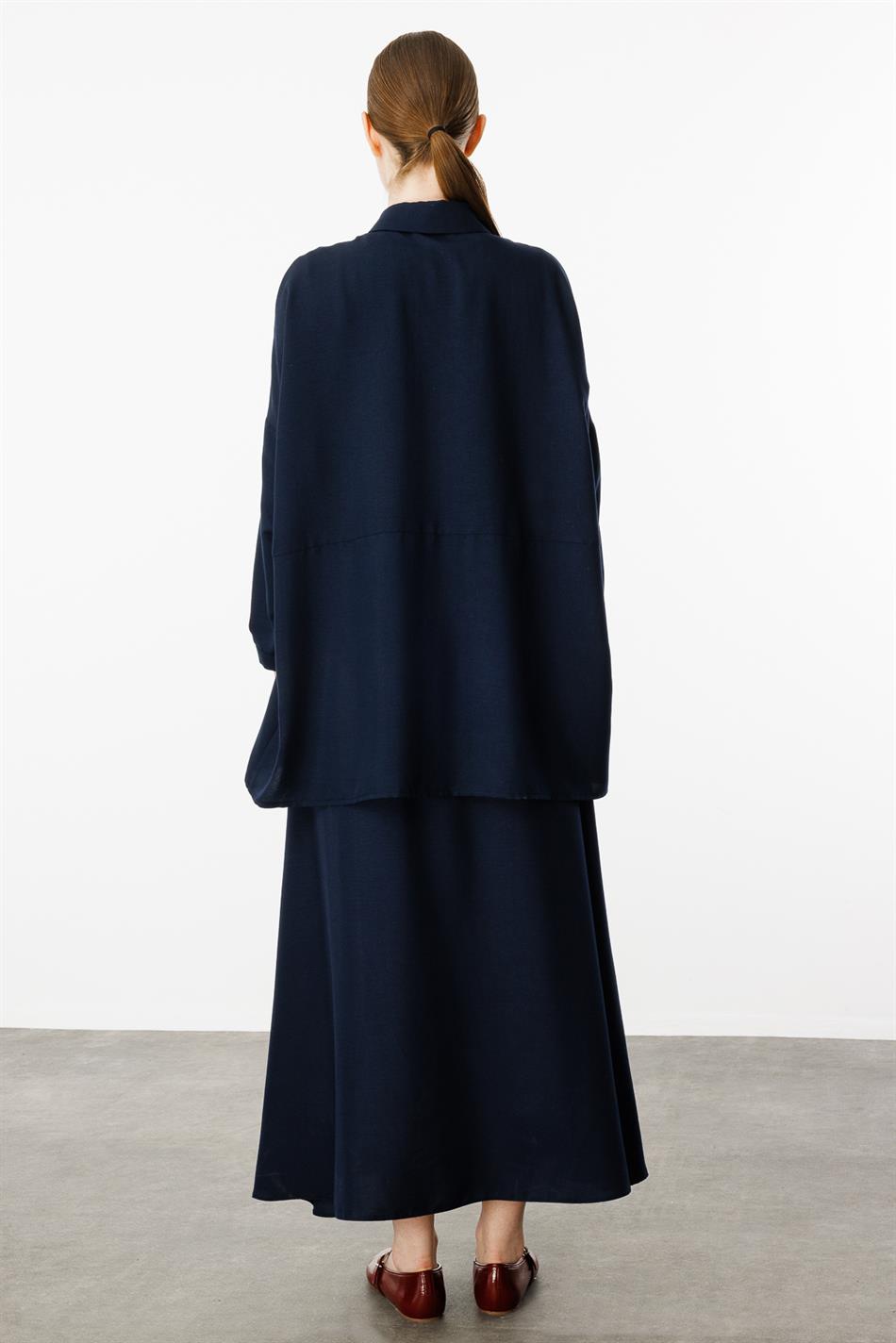 Comfortabele, lichtgewicht, eenvoudige tuniek en rok van zijde die de heupen bedekt - marineblauw