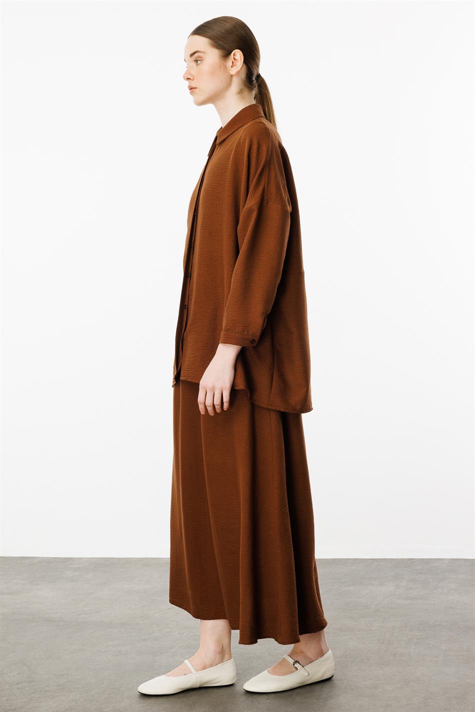 Comfortabele, lichtgewicht, eenvoudige tuniek en rok van zijde die de heupen bedekt - Koffie