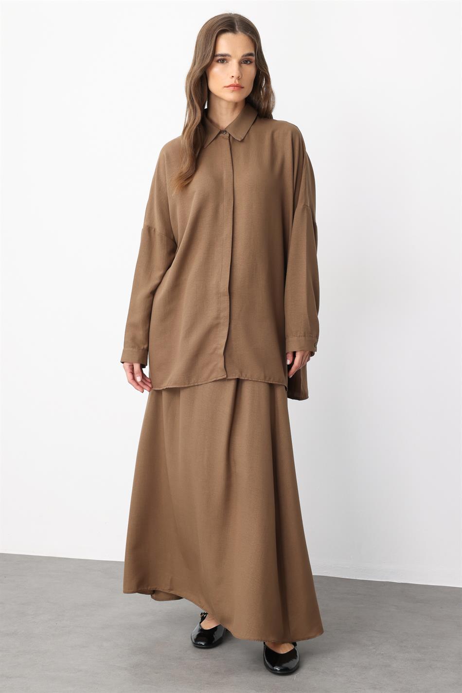 Comfortabele, lichtgewicht, eenvoudige tuniek en rok van zijde die de heupen bedekt - Nerts