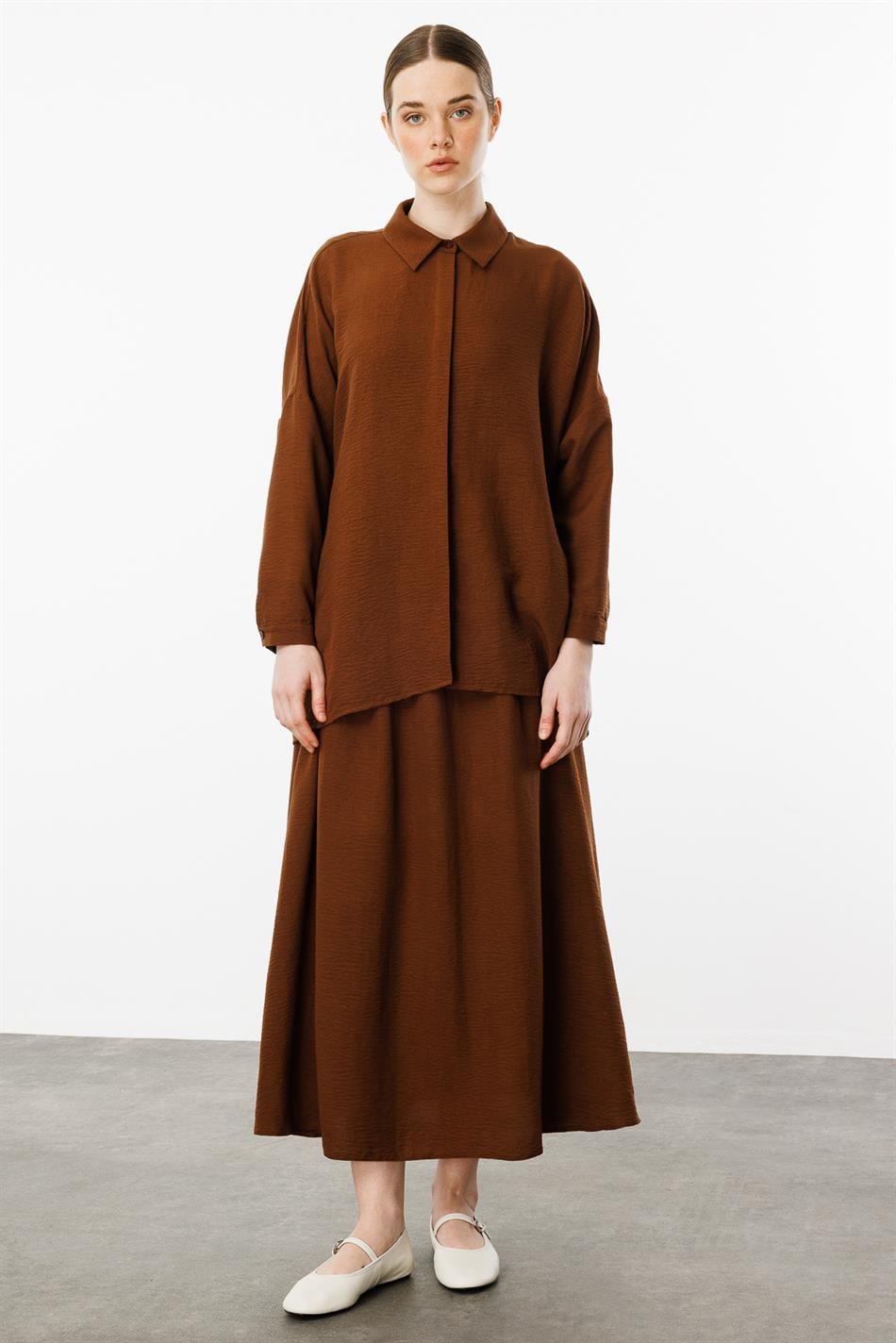 Comfortabele, lichtgewicht, eenvoudige tuniek en rok van zijde die de heupen bedekt - Koffie