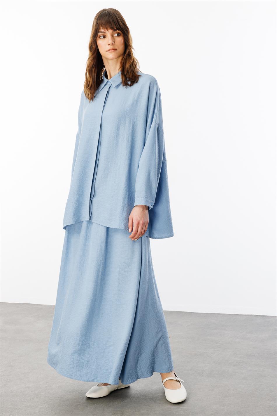 Comfortabele, lichtgewicht, eenvoudige tuniek en rok van zijde die de heupen bedekt - blauw