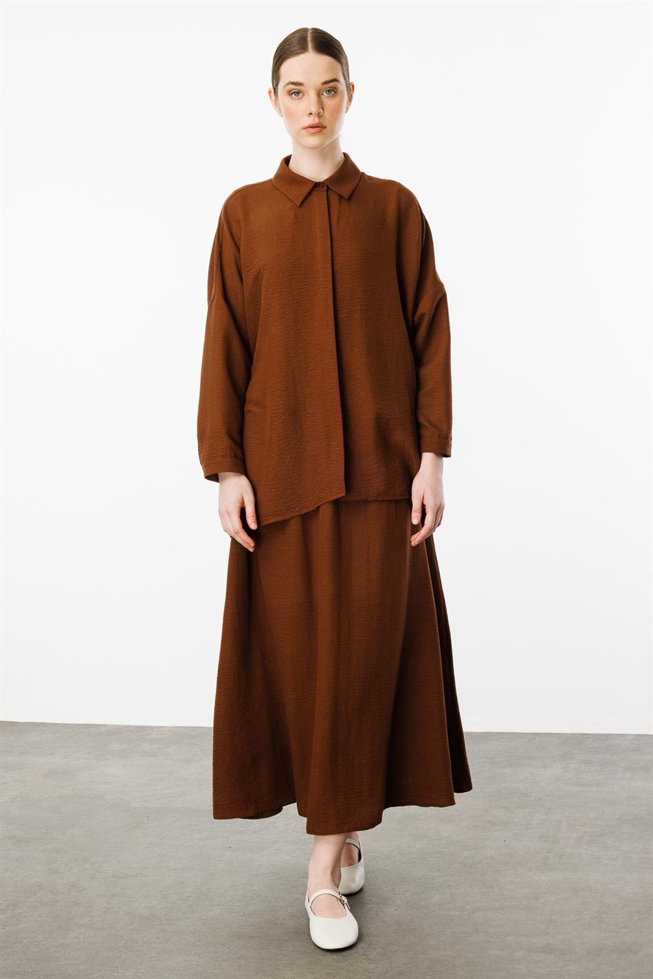 Comfortabele, lichtgewicht, eenvoudige tuniek en rok van zijde die de heupen bedekt - Koffie