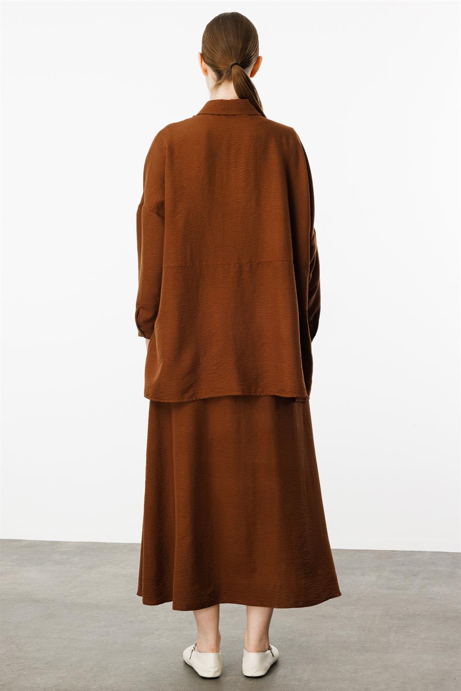 Comfortabele, lichtgewicht, eenvoudige tuniek en rok van zijde die de heupen bedekt - Koffie