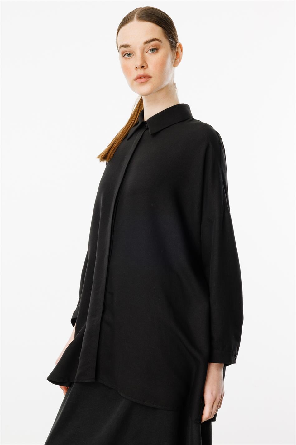 Comfortabele, lichtgewicht, eenvoudige tuniek en rok van zijde die de heupen bedekt - zwart