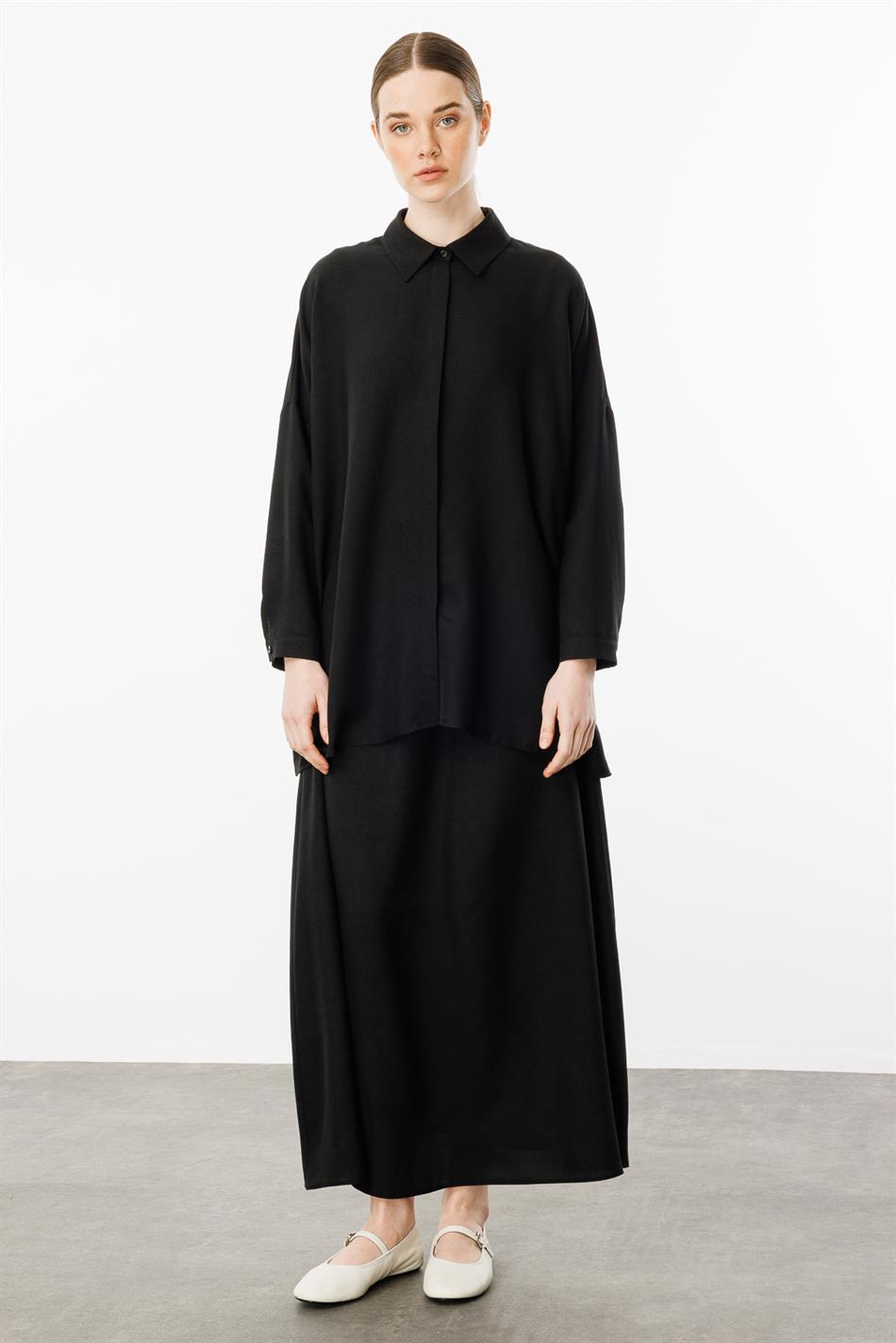 Comfortabele, lichtgewicht, eenvoudige tuniek en rok van zijde die de heupen bedekt - zwart