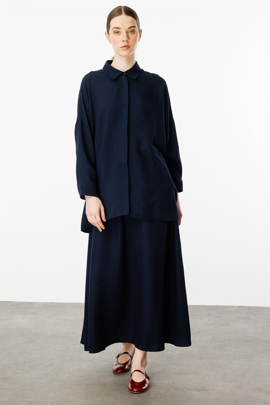 Comfortabele, lichtgewicht, eenvoudige tuniek en rok van zijde die de heupen bedekt - marineblauw