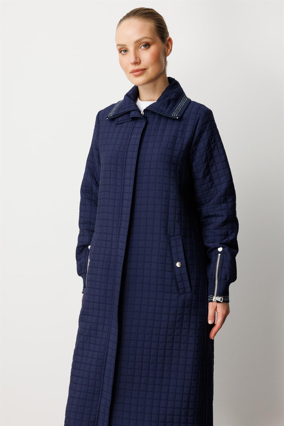 Gerippter und mit Reißverschluss versehener, vollständig gefütterter, gesteppter Jacquard-Sportmantel – Marineblau